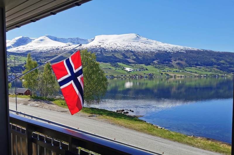 Innvik Fjordcamp uitzicht vanaf terras restaurant