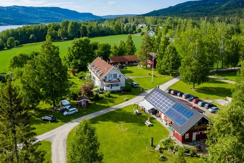 Lyngstrand Camping Randsfjord hoofdgebouw met zonnepanelen