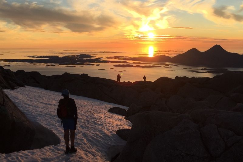 Offersoy Camping Tjotta wandelen bij zonsondergang