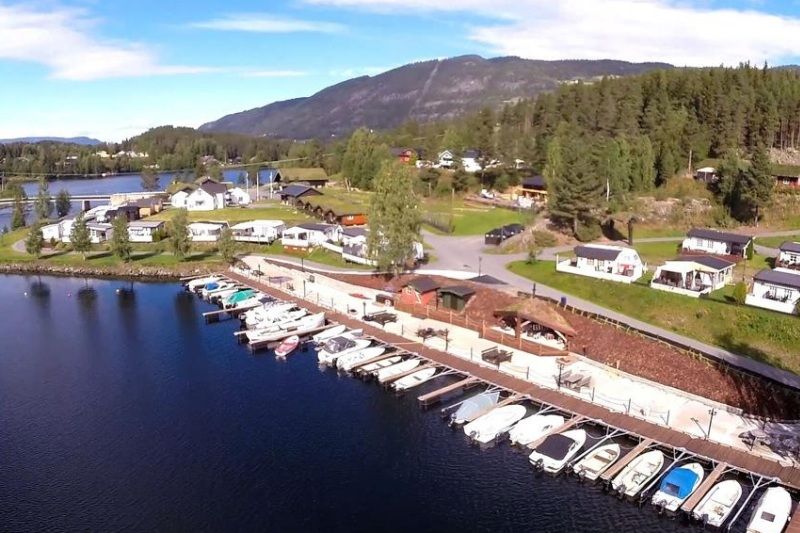 PlusCamp Aurdal Fjordcamping terras en kade bij haven