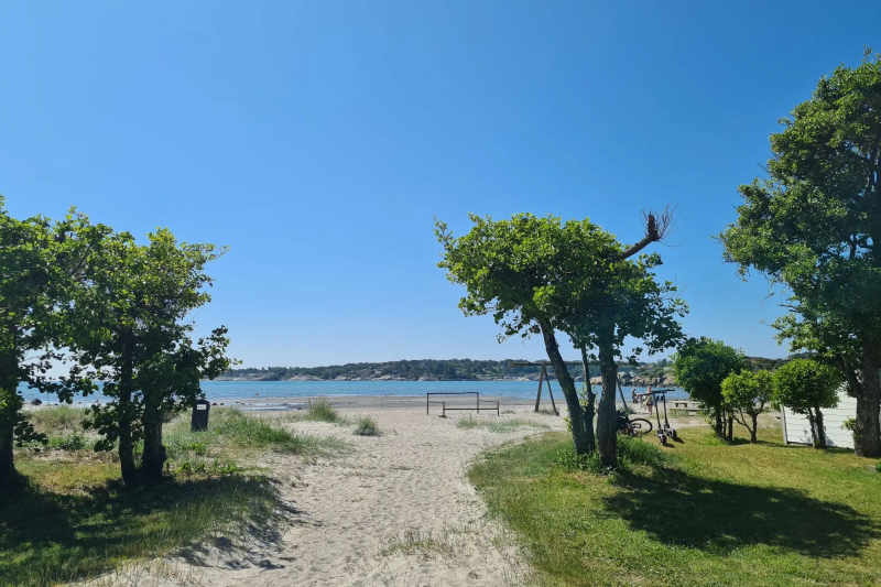 Stretere Camping Stavern doorkijkje naar het strand
