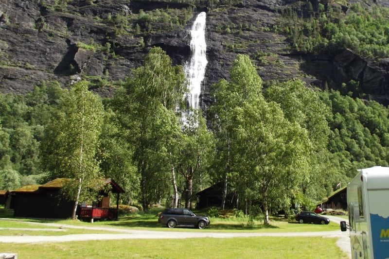 Vassbakken Camping Skjolden kampeerplaatsen met zicht op waterval